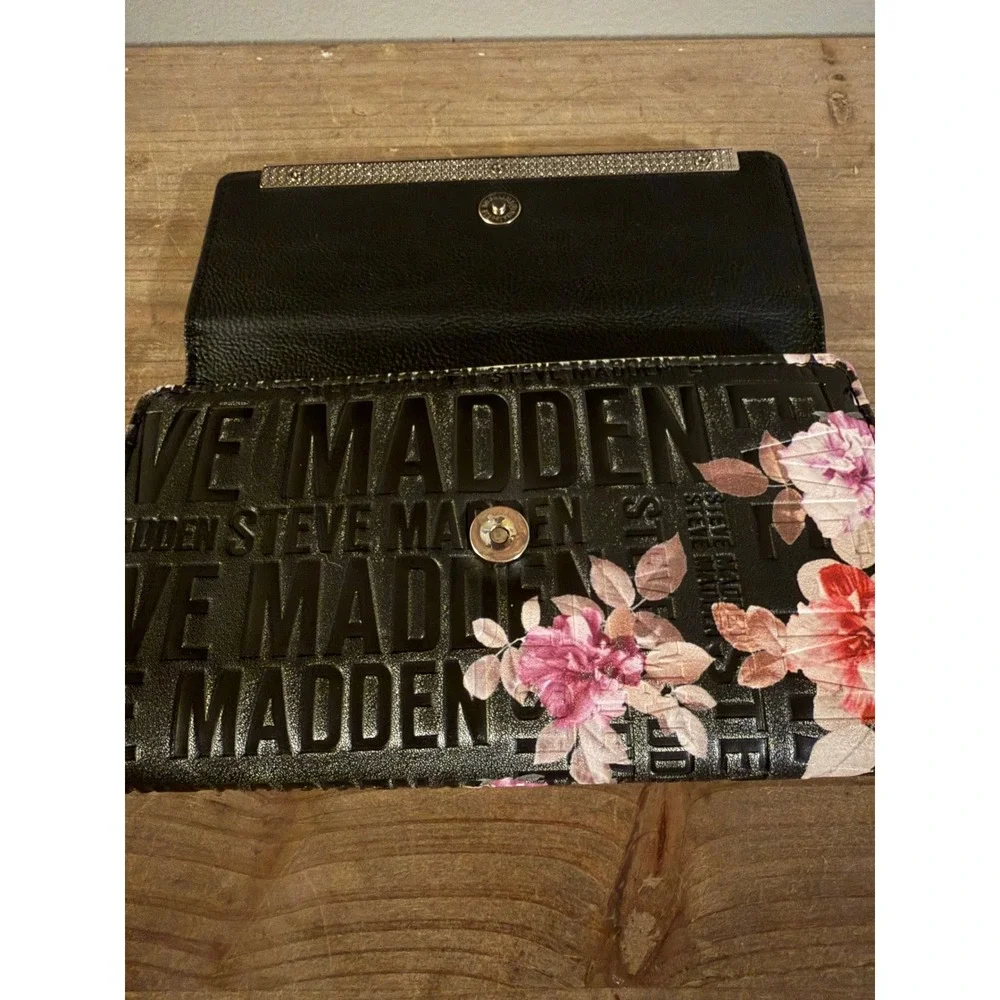 Steve Madden Black Floral Embossed Logo Tri-Fold Wallet Gold Tone Bar‎ Accent